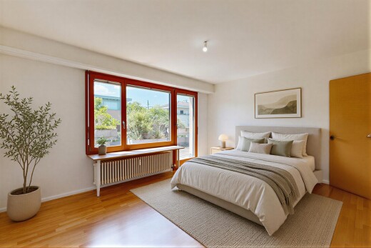 pièce vide avec day time, wood finish floor, sol en finition bois, radiateur, et inside property