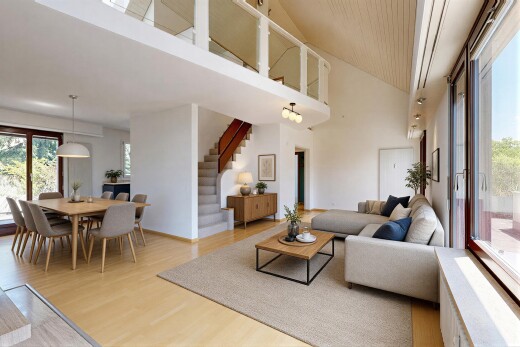 pièce vide avec lumière naturelle, natural light, sol en finition bois, wood finish floor, et plafond haut