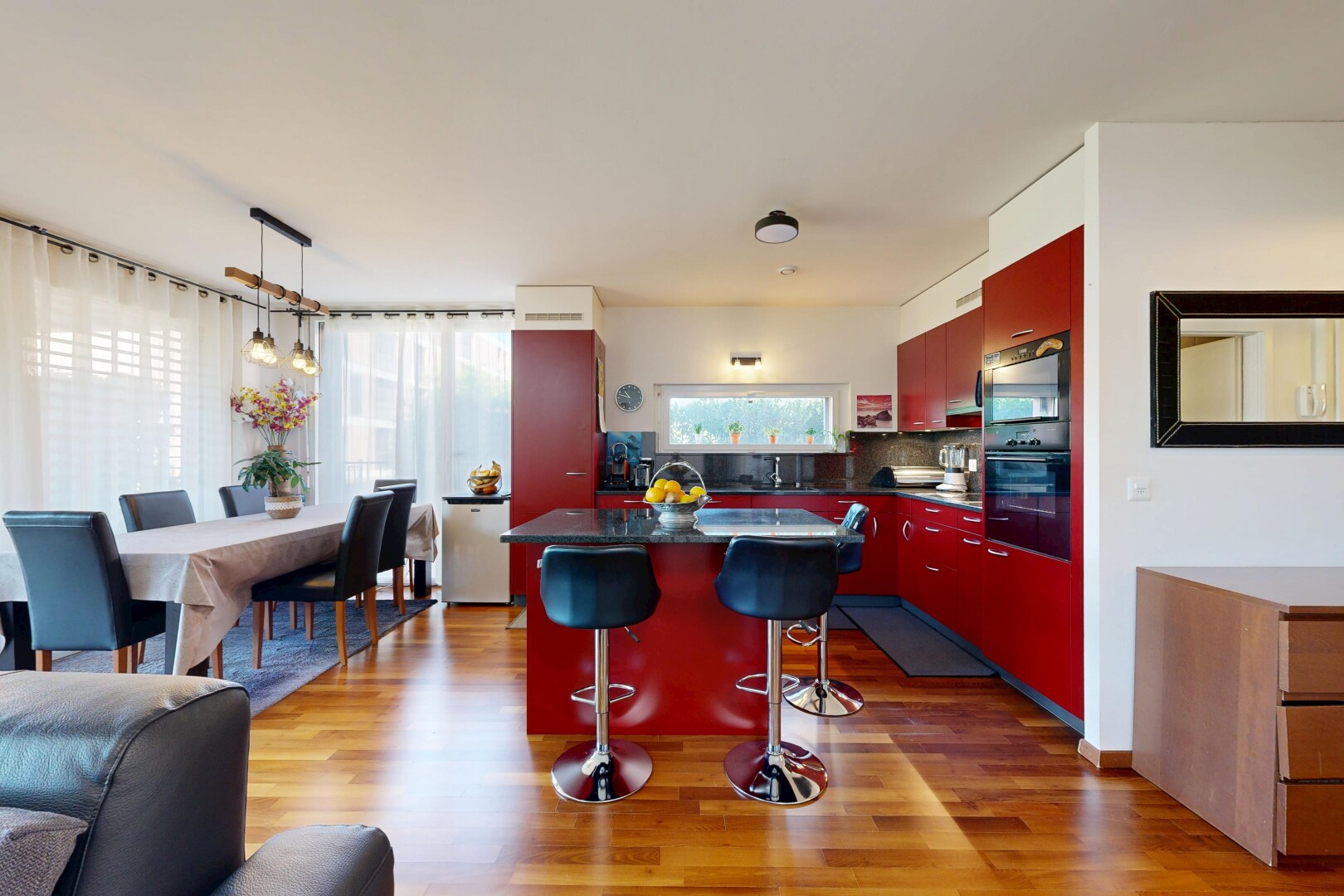 küche mit dark countertops, arbeitsplatten, inside property, kitchen bar, und küchenbar