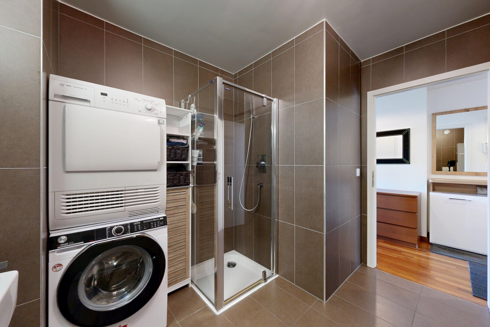 bad mit tile floor, fliesenboden, dusche, waschturm, und komplettes badezimmer