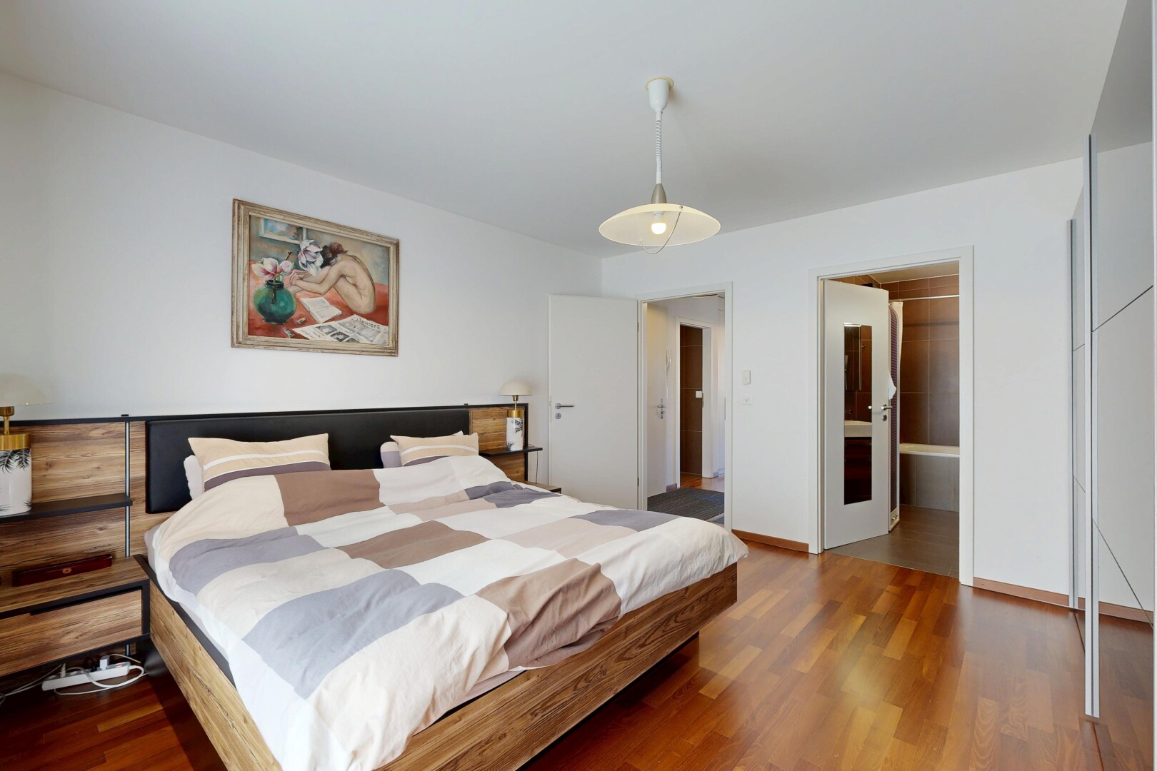 zimmer / schlafzimmer mit inside property, drywall, gipskartonwand, wood finish floor, und holzfußboden