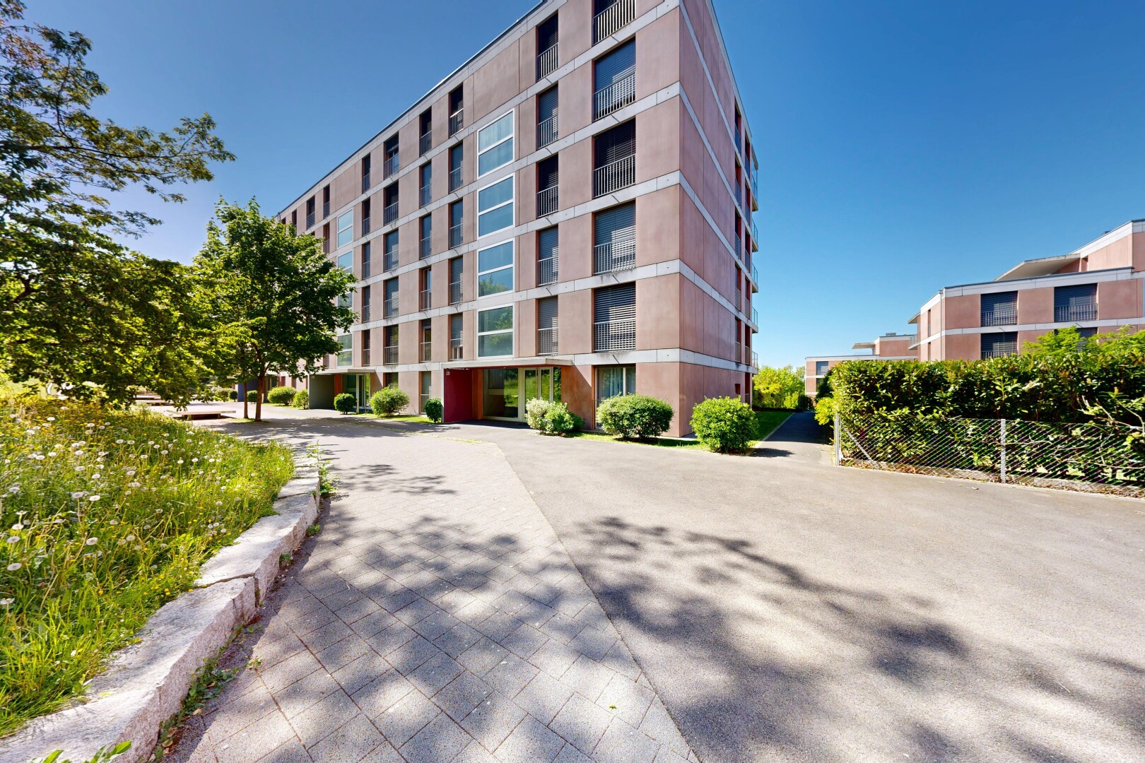 außenansicht mit blick auf wohnanlage, apartment complex view, day time, und from community