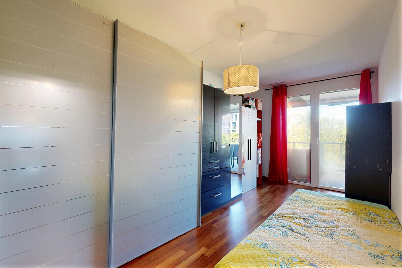 zimmer / schlafzimmer mit holzfußboden, wood finish floor, natürliches licht, natural light, und außenzugang