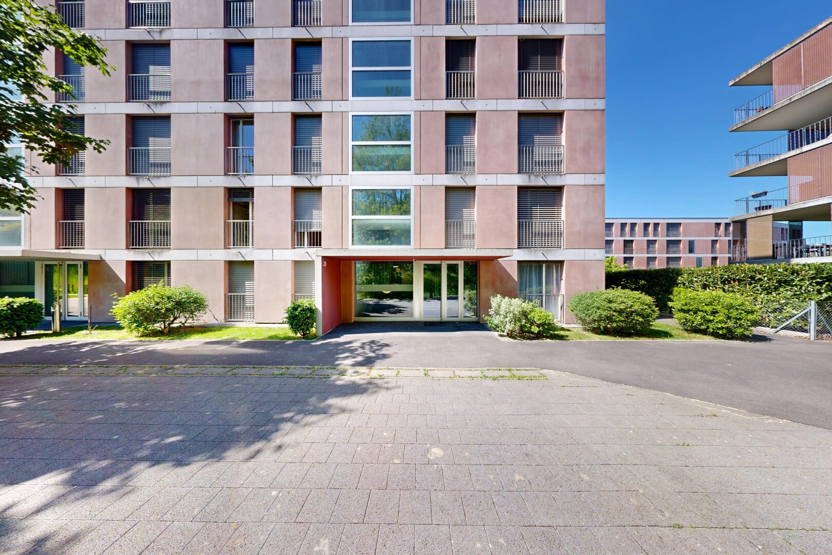 außenansicht mit day time, apartment complex view, blick auf wohnanlage, und from community