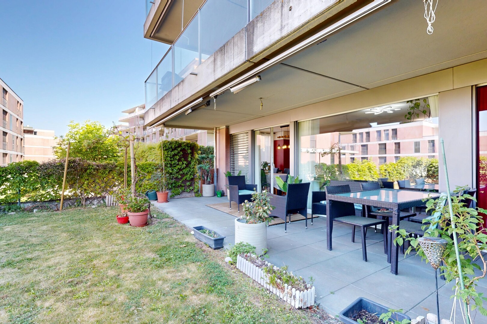 terrasse mit from property, terrasse, day time, rasen, und essbereich im freien