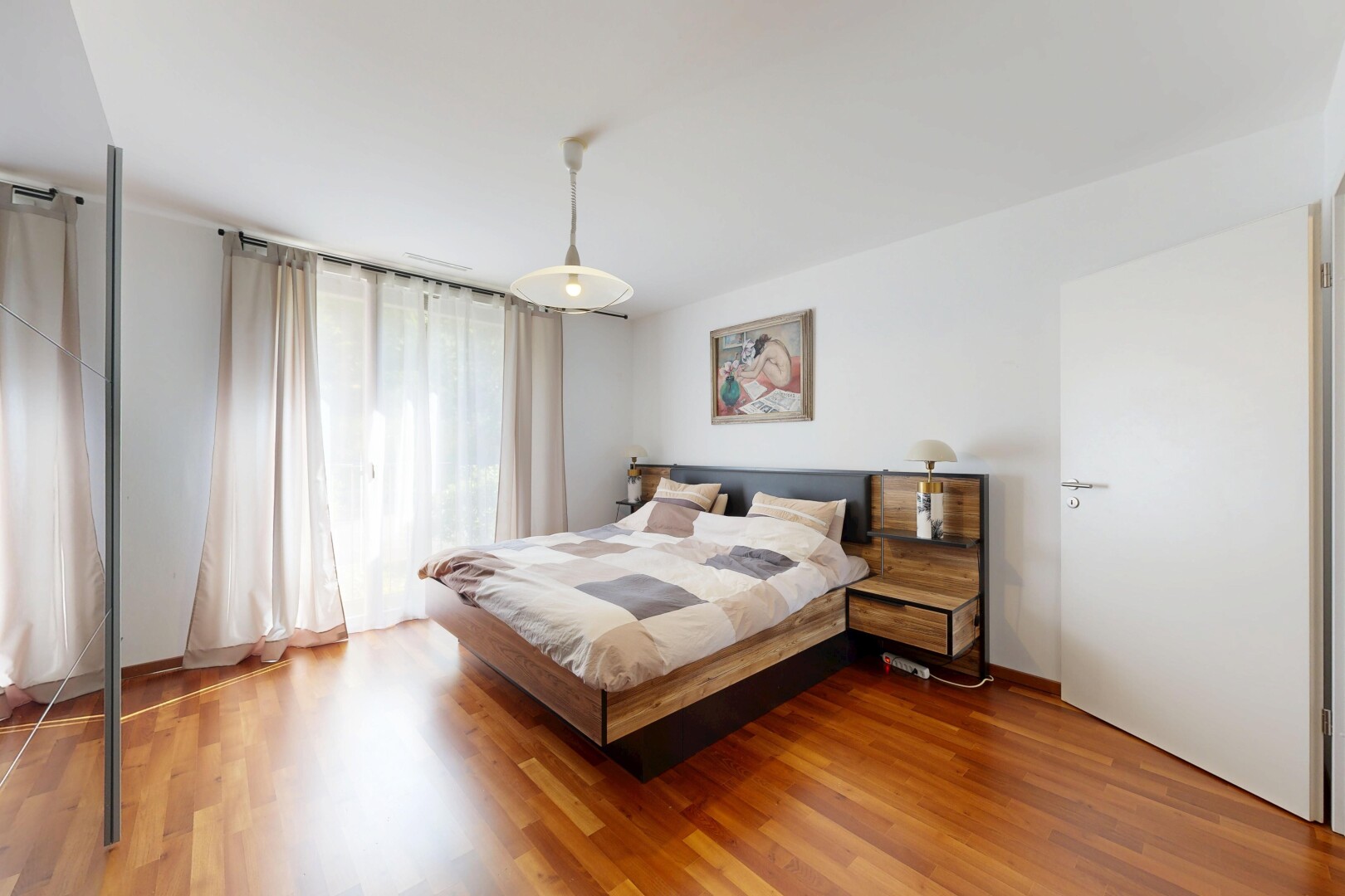 zimmer / schlafzimmer mit gipskartonwand, drywall, inside property, holzfußboden, und wood finish floor