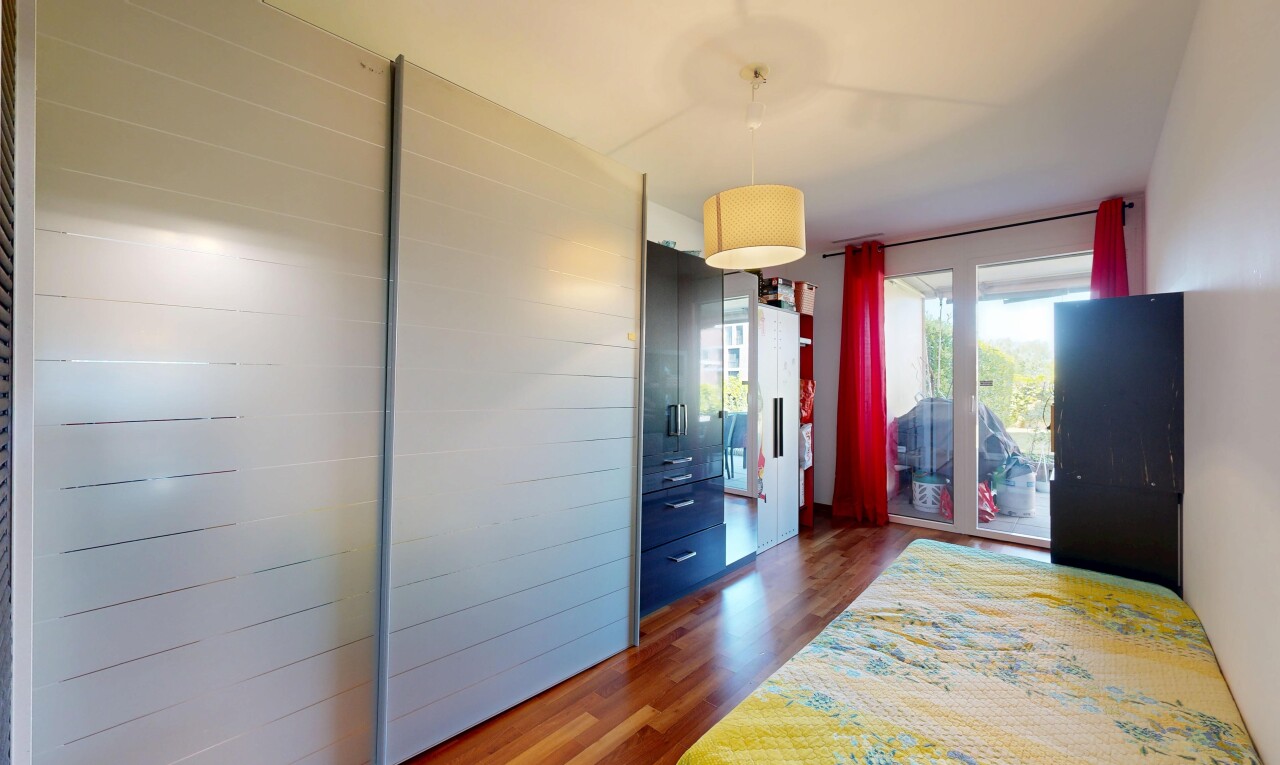 zimmer / schlafzimmer mit holzfußboden, wood finish floor, natürliches licht, natural light, und außenzugang