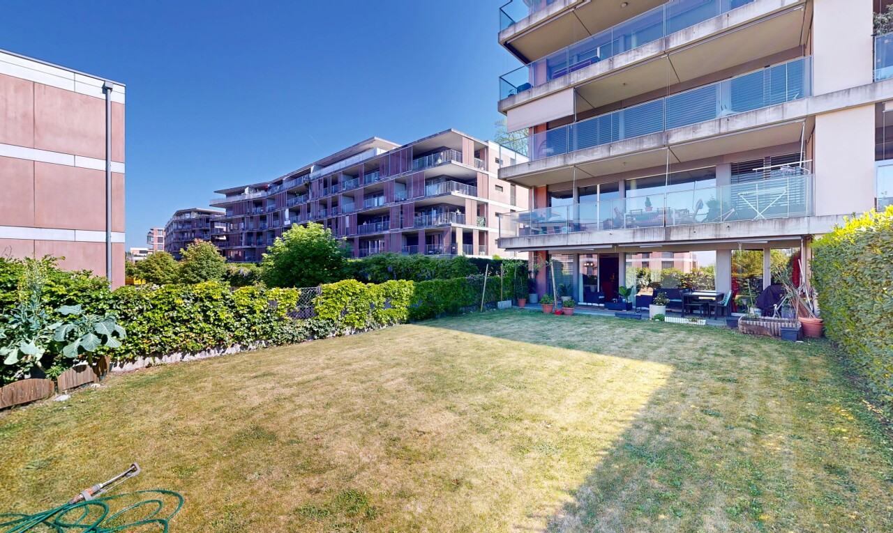 außenansicht mit apartment complex view, blick auf wohnanlage, from community, und day time
