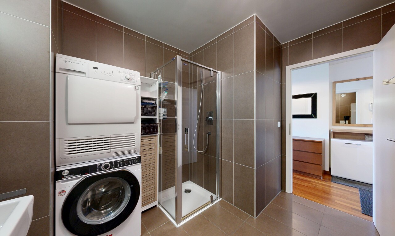 bad mit tile floor, fliesenboden, dusche, waschturm, und komplettes badezimmer