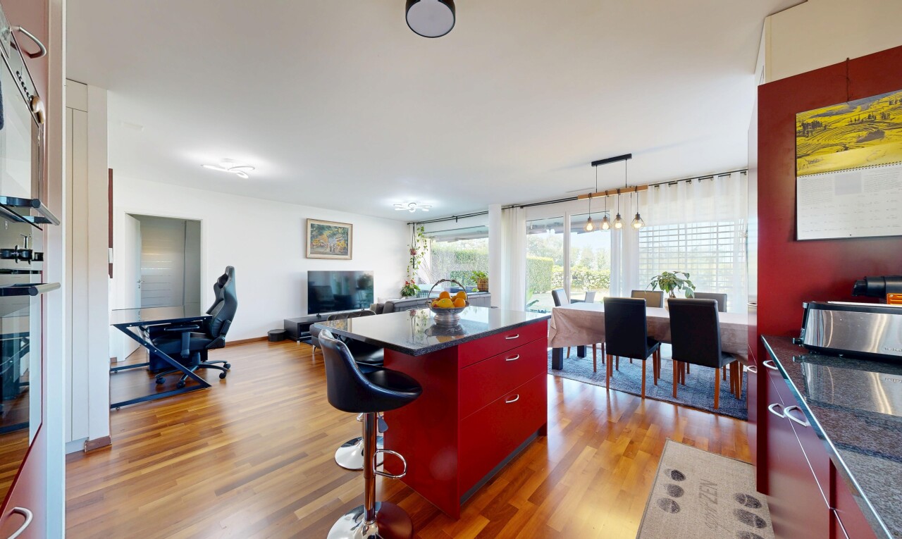küche mit dark countertops, holzfußboden, wood finish floor, inside property, und gipskartonwand