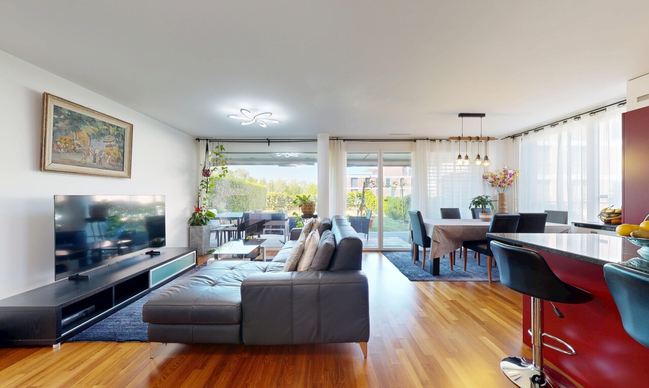wohn- / esszimmer mit inside property, wood finish floor, holzfußboden, fernseher, und drywall