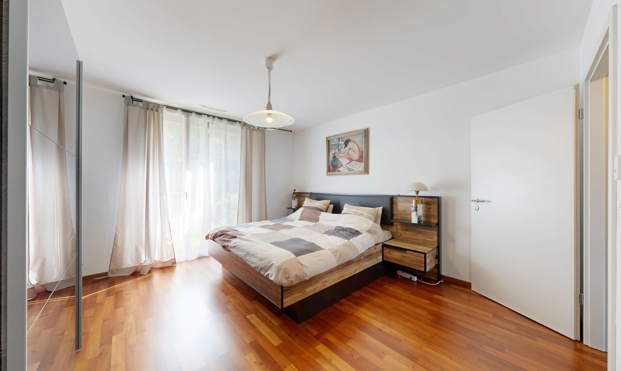 zimmer / schlafzimmer mit gipskartonwand, drywall, inside property, holzfußboden, und wood finish floor