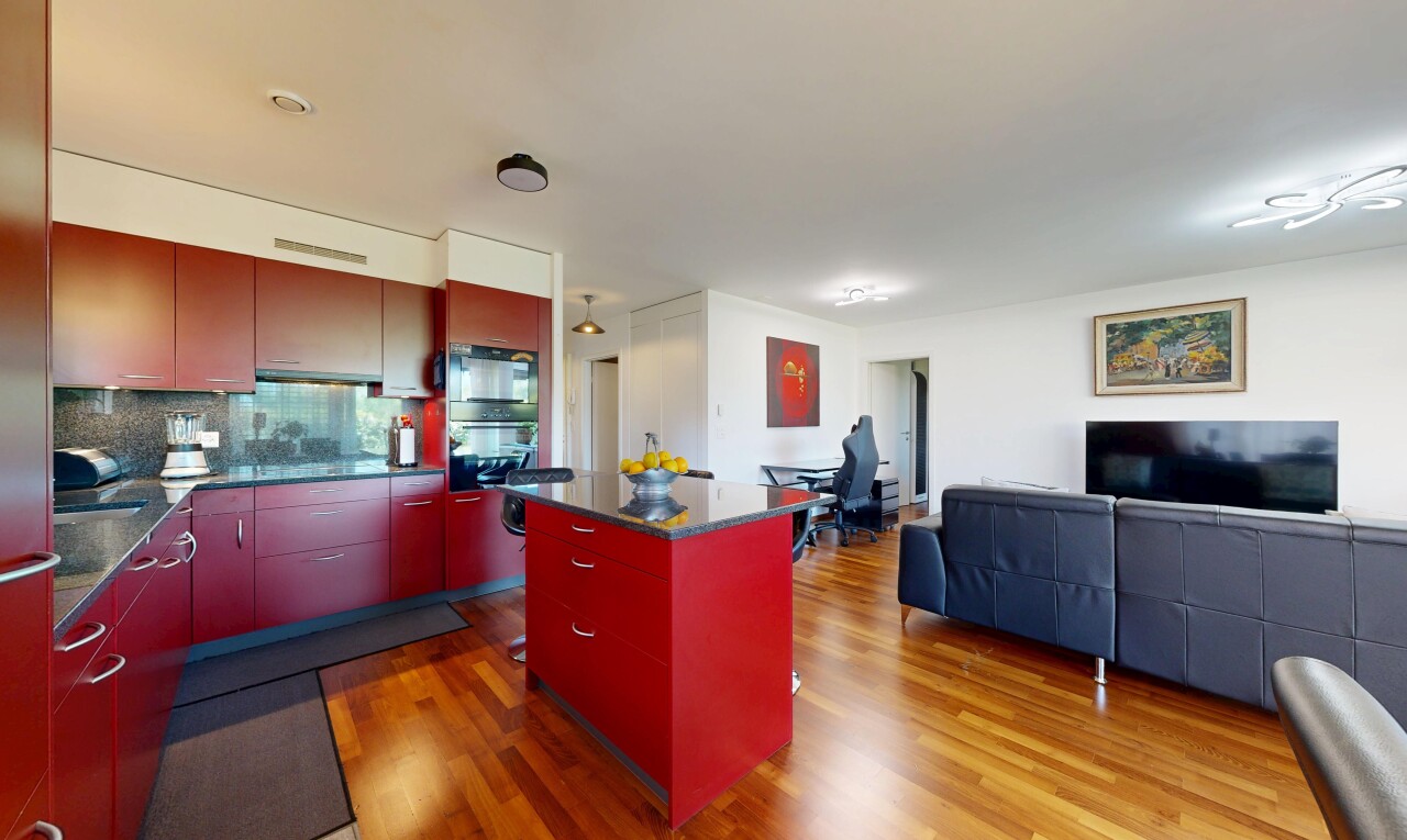 küche mit dark countertops, kitchen island, kücheninsel, inside property, und red cabinets