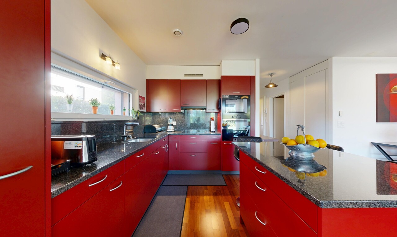 küche mit dark countertops, rote schränke, red cabinets, inside property, und holzfußboden