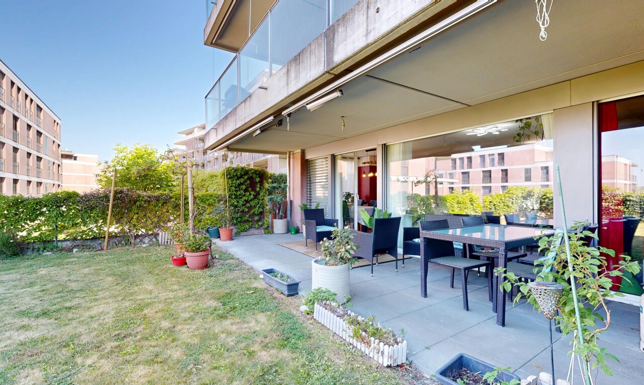 terrasse mit from property, terrasse, day time, rasen, und essbereich im freien