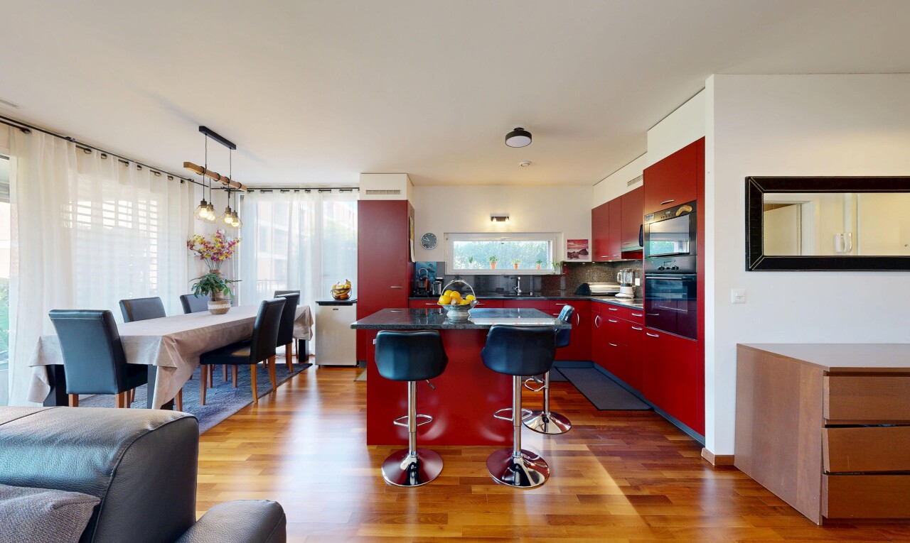küche mit dark countertops, arbeitsplatten, inside property, kitchen bar, und küchenbar