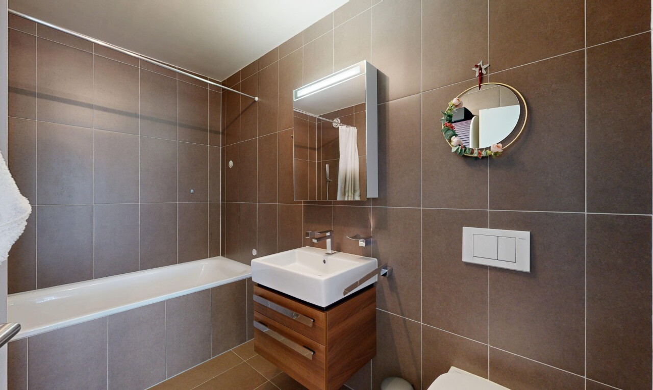 bad mit tile wall, fliesenwand, spiegel, komplettes badezimmer, und schminktisch