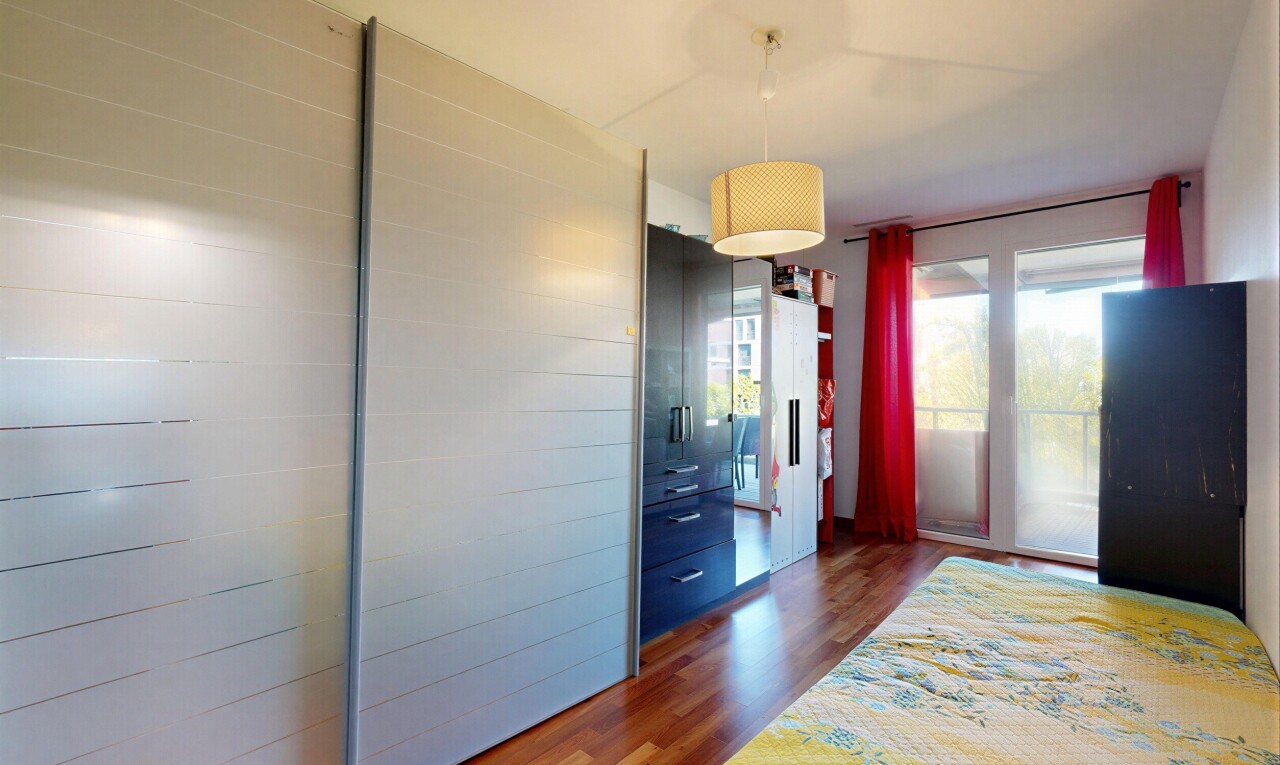 zimmer / schlafzimmer mit holzfußboden, wood finish floor, natürliches licht, natural light, und außenzugang