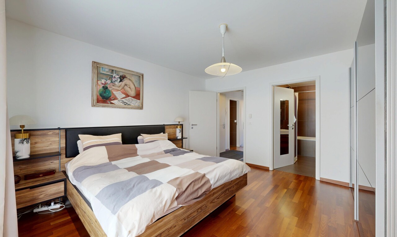 zimmer / schlafzimmer mit inside property, drywall, gipskartonwand, wood finish floor, und holzfußboden