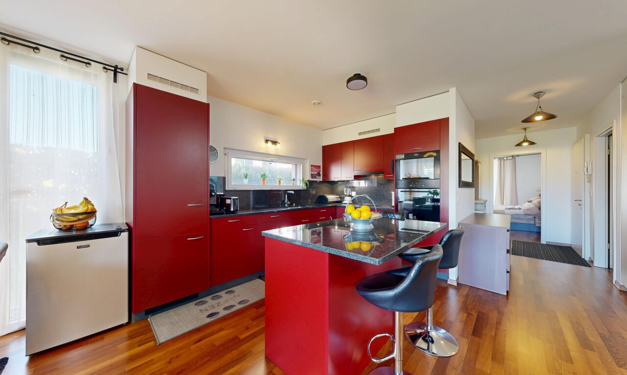 küche mit dark countertops, inside property, rote schränke, red cabinets, und holzfußboden