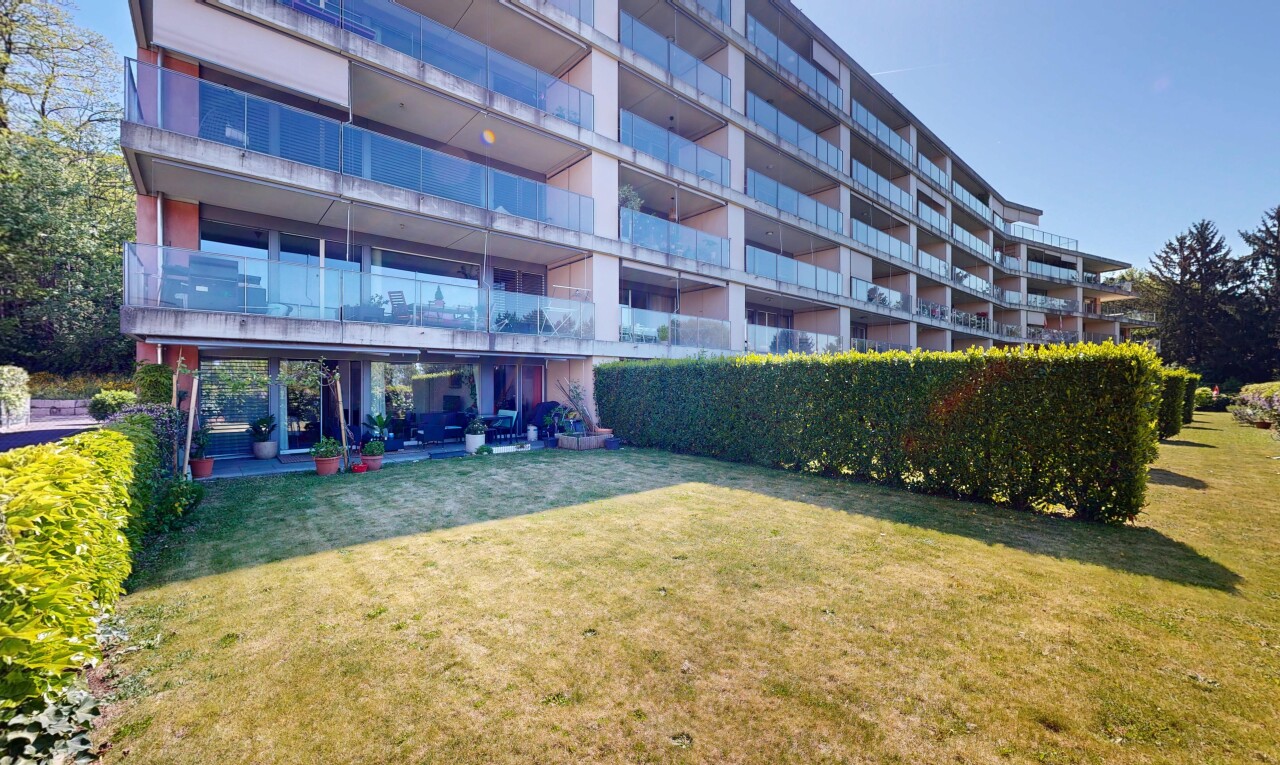 außenansicht mit blick auf wohnanlage, apartment complex view, from community, und day time