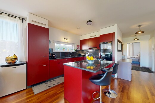 küche mit dark countertops, inside property, rote schränke, red cabinets, und holzfußboden
