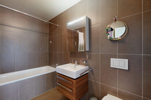bad mit tile wall, fliesenwand, spiegel, komplettes badezimmer, und schminktisch