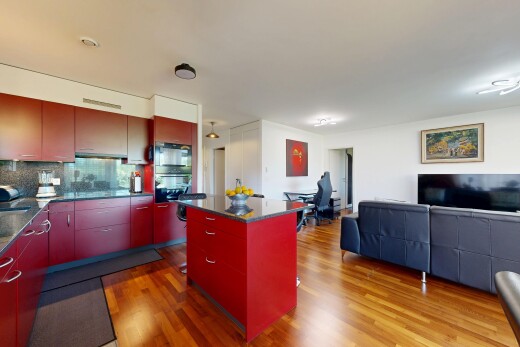 küche mit dark countertops, kitchen island, kücheninsel, inside property, und red cabinets