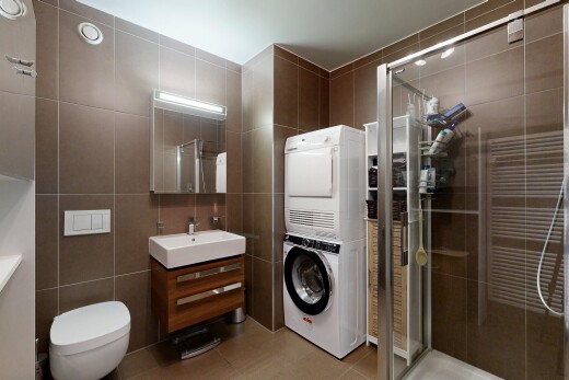bad mit fliesenwand, tile wall, waschturm, schminktisch, und spiegel