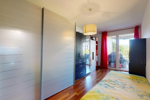 zimmer / schlafzimmer mit holzfußboden, wood finish floor, natürliches licht, natural light, und außenzugang
