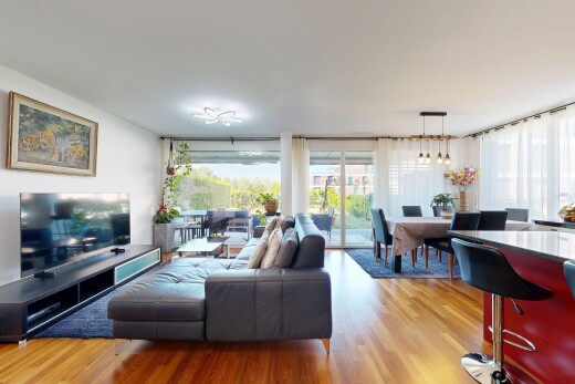 wohn- / esszimmer mit inside property, wood finish floor, holzfußboden, fernseher, und drywall