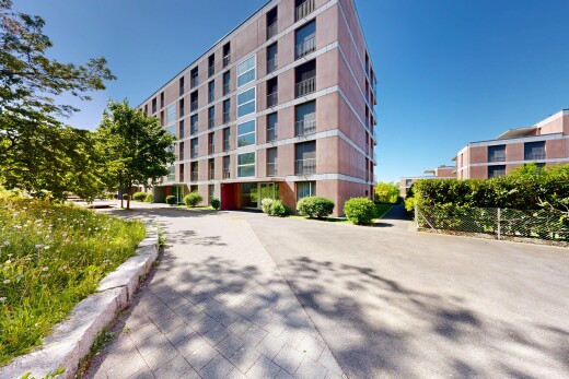 außenansicht mit blick auf wohnanlage, apartment complex view, day time, und from community