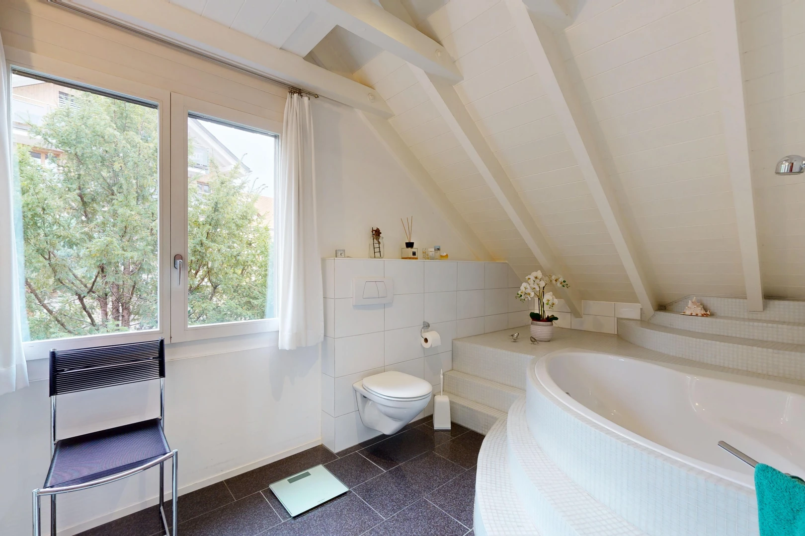 bad mit komplettes badezimmer, bad, dark floor, inside property, und balkendecke
