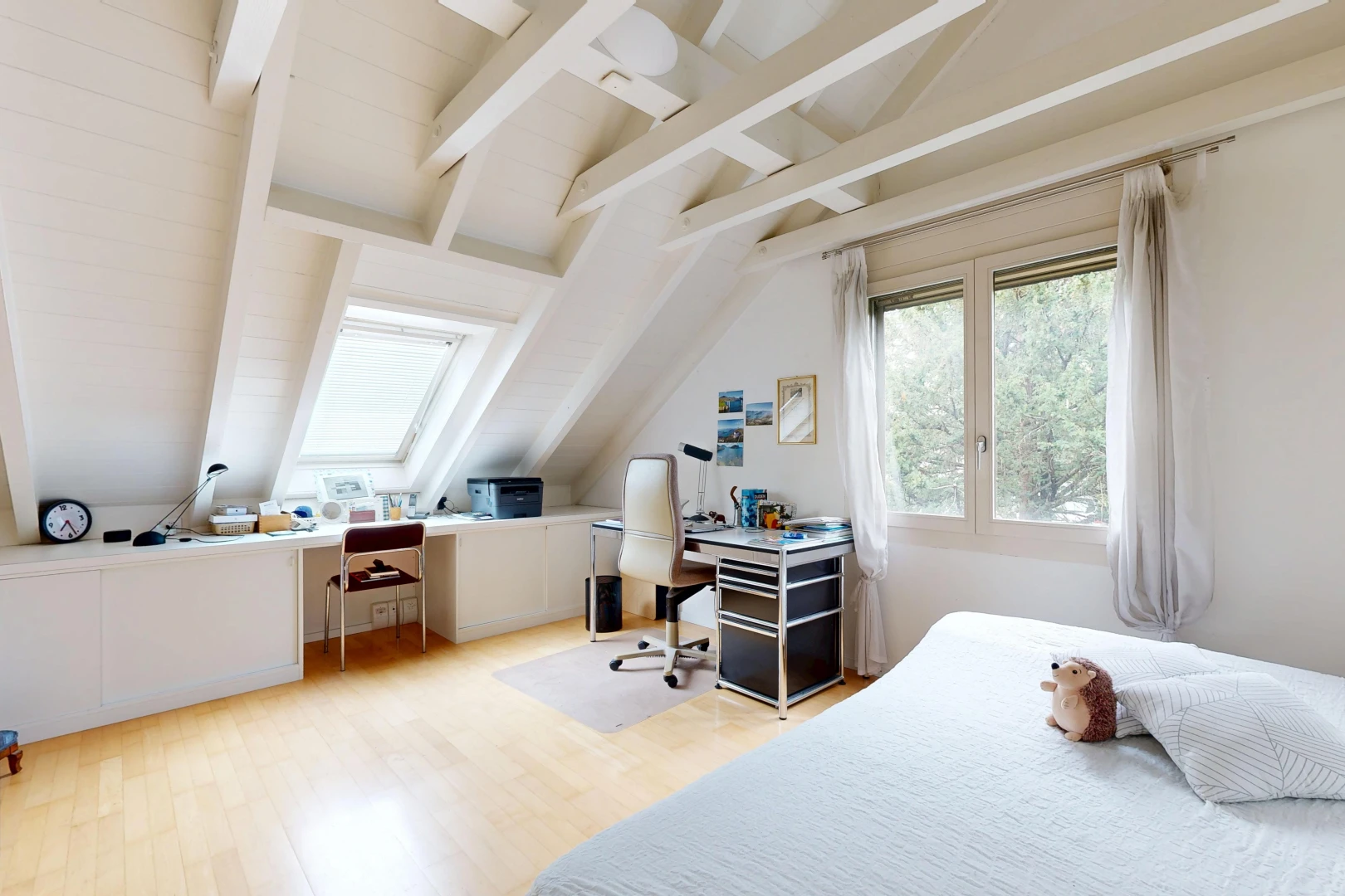 zimmer / schlafzimmer mit zusätzliches zimmer, dachschräge, vaulted ceiling, balkendecke, und beamed ceiling