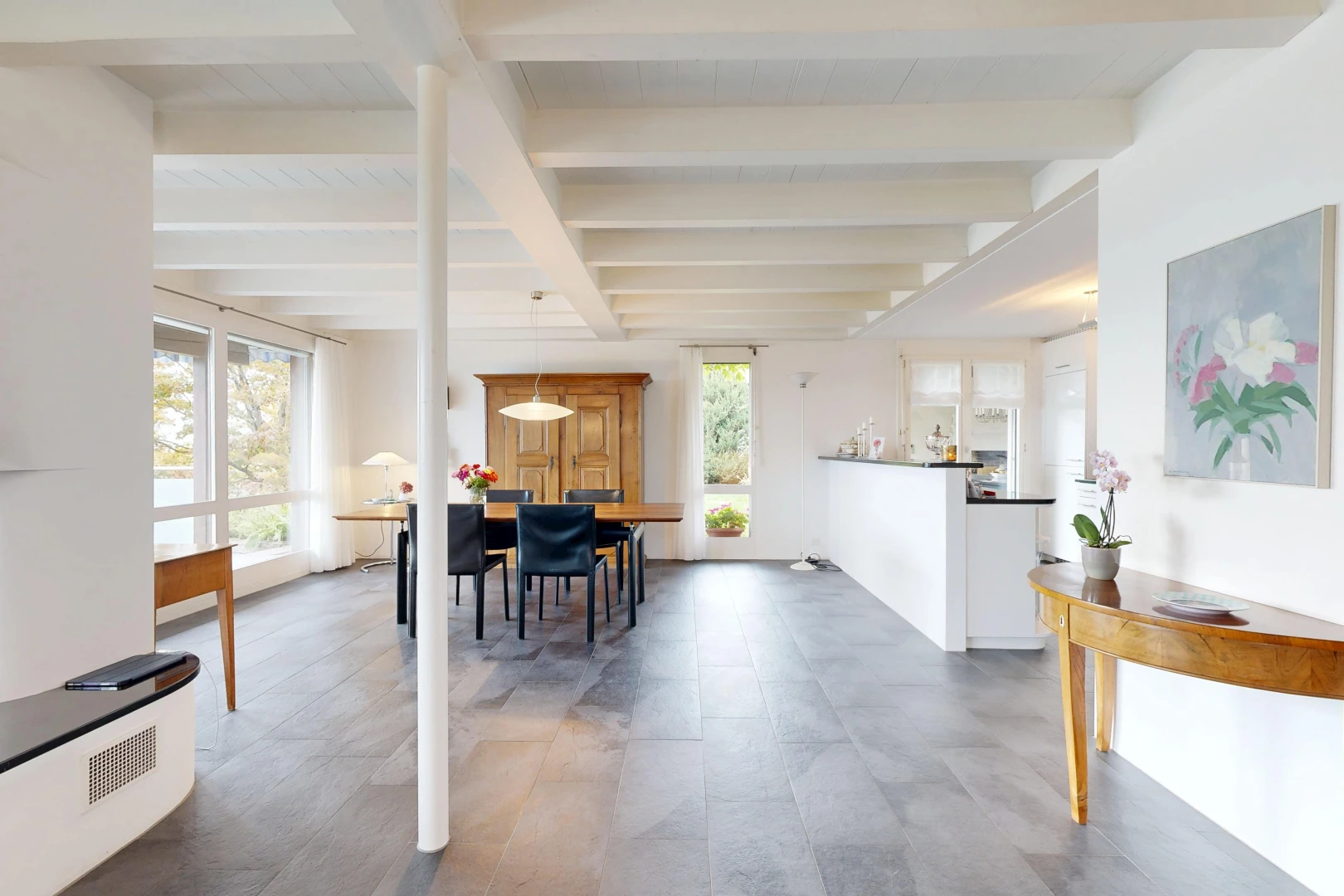 esszimmer mit natürliches licht, balkendecke, beamed ceiling, high end ceiling, und pendelleuchte