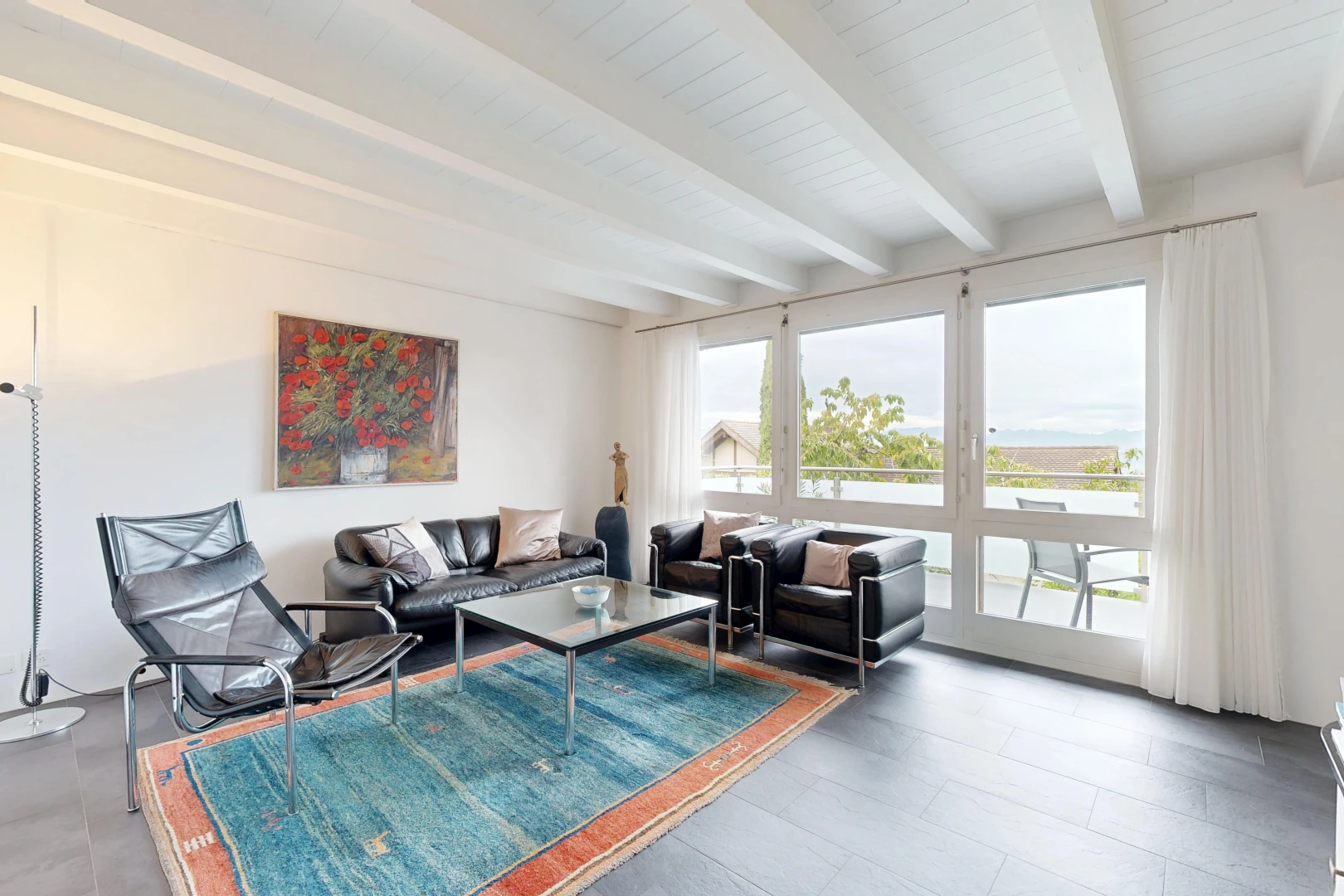 wohnzimmer mit high end ceiling, balkendecke, beamed ceiling, inside property, und gipskartonwand