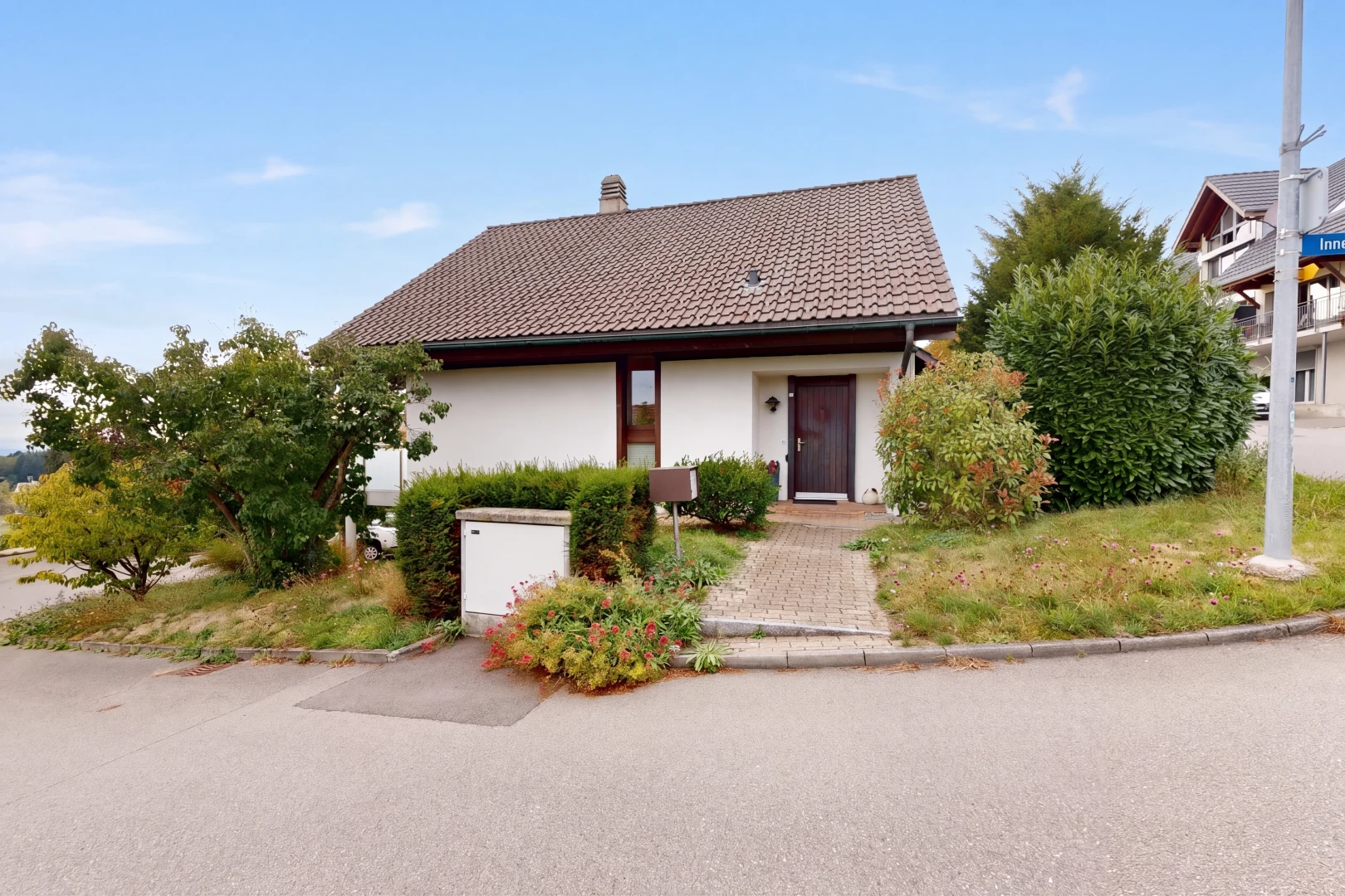 außenansicht mit schornstein, property visible, ziegeldach, day time, und stuckverkleidung
