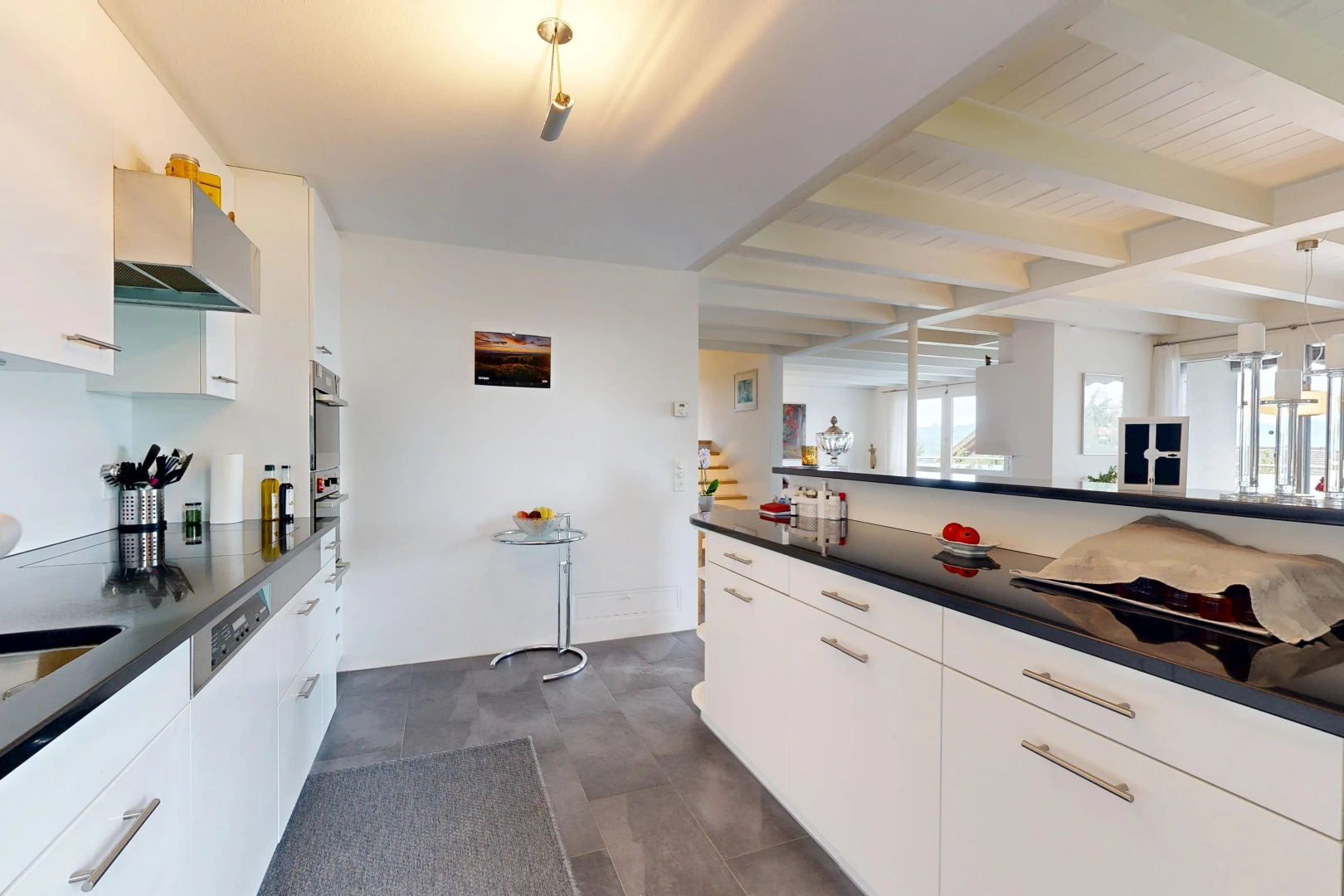 küche mit dark floor, arbeitsplatten, dark countertops, dunstabzugshaube, und weiße schränke