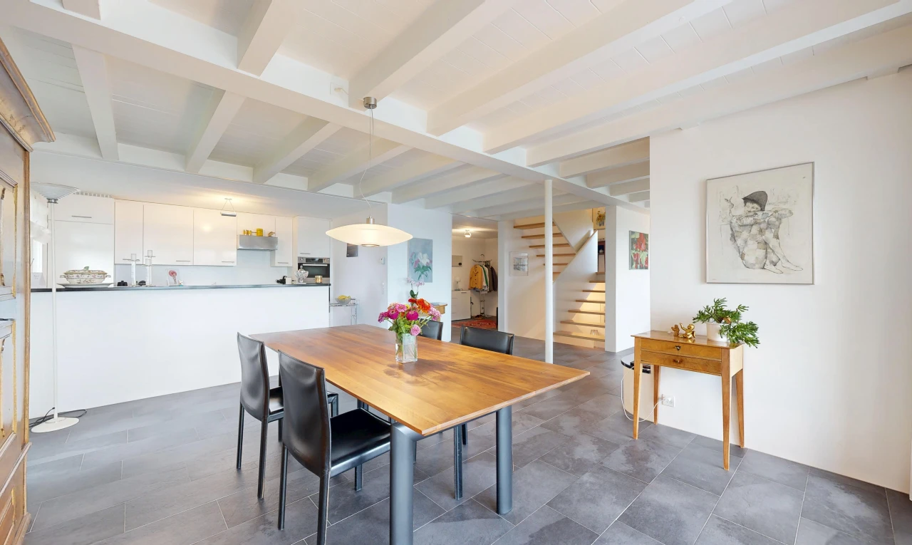 esszimmer mit treppen, balkendecke, beamed ceiling, high end ceiling, und inside property