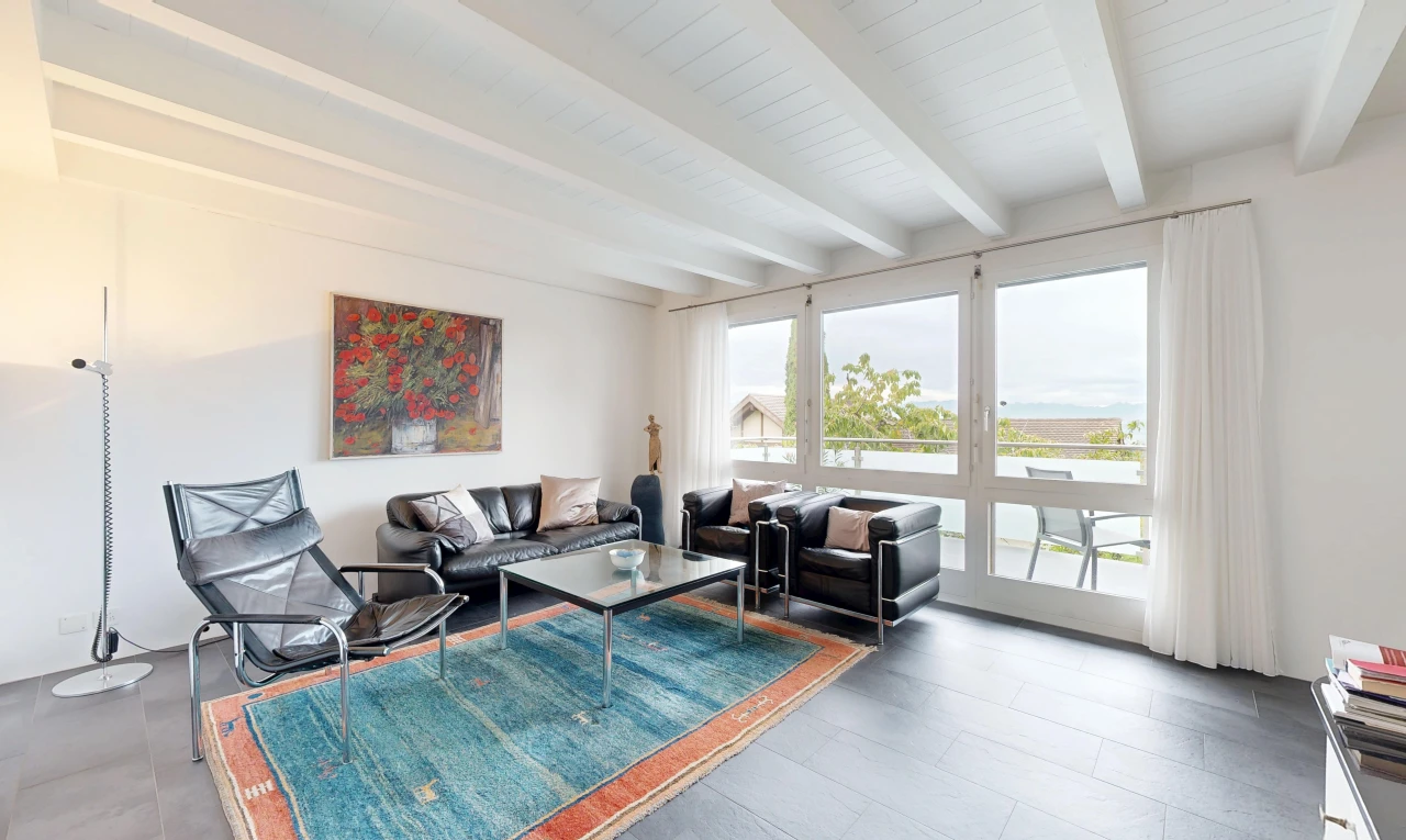 wohnzimmer mit high end ceiling, balkendecke, beamed ceiling, inside property, und gipskartonwand
