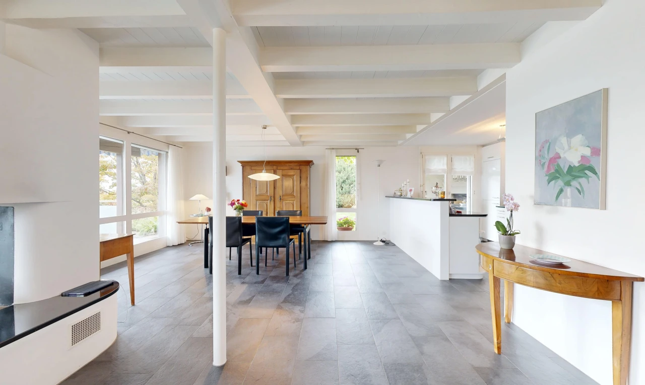 esszimmer mit natürliches licht, balkendecke, beamed ceiling, high end ceiling, und pendelleuchte