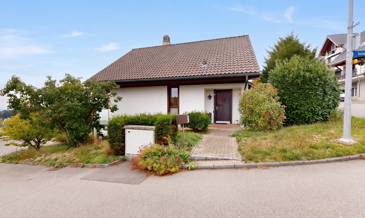 außenansicht mit schornstein, property visible, ziegeldach, day time, und stuckverkleidung