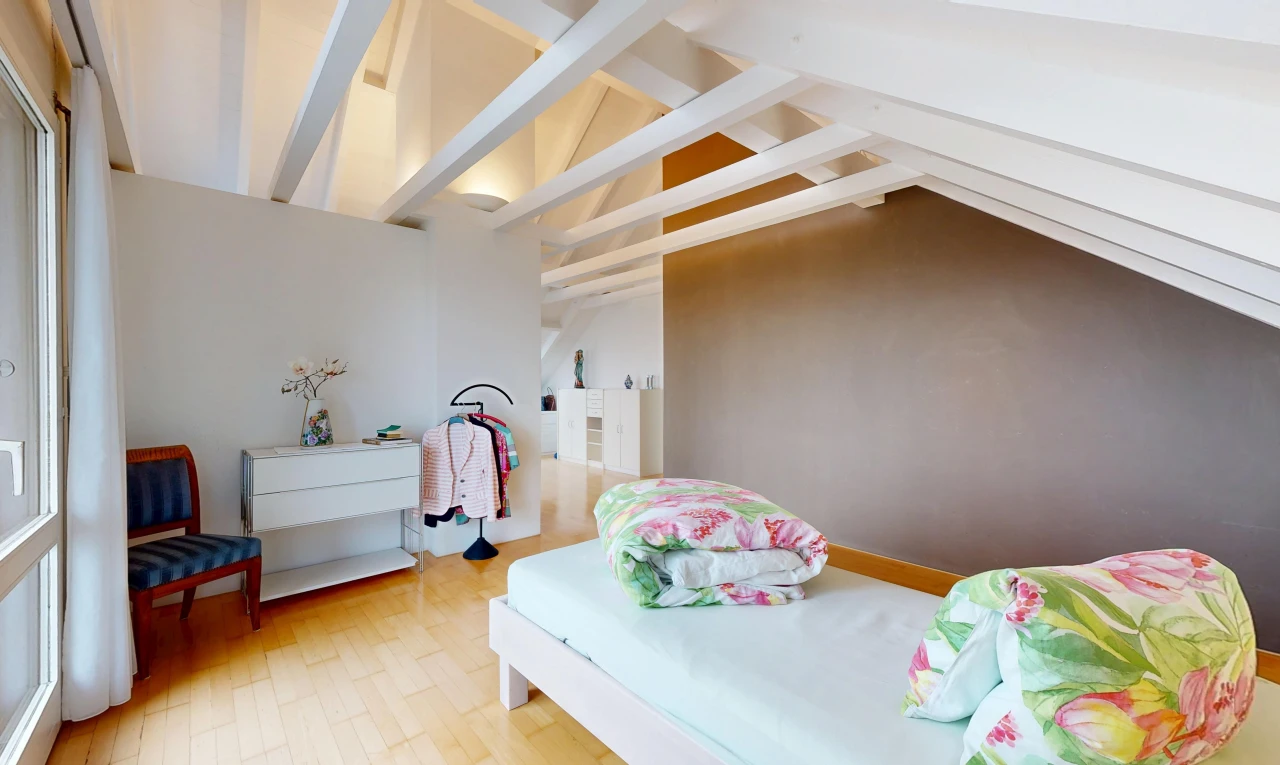zimmer / schlafzimmer mit high end ceiling, beamed ceiling, balkendecke, vaulted ceiling, und dachschräge