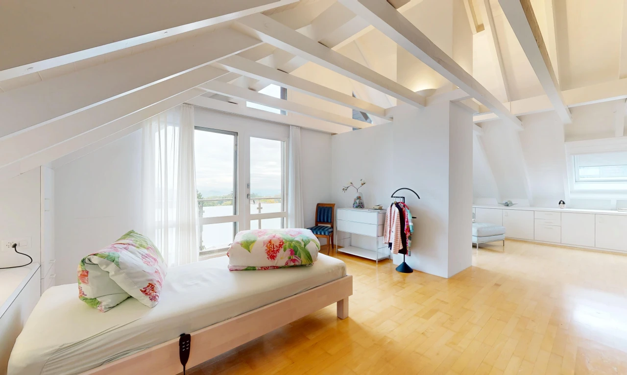 zimmer / schlafzimmer mit high end ceiling, wood finish floor, holzfußboden, inside property, und natürliches licht