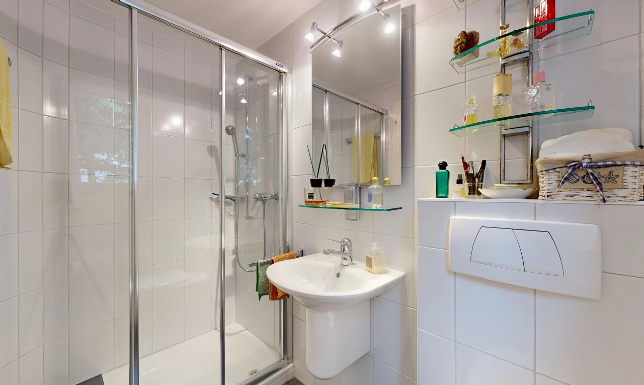bad mit spiegel, dusche, komplettes badezimmer, waschbecken, und fliesenwand