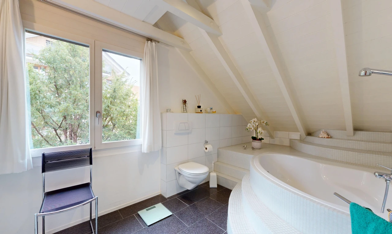 bad mit komplettes badezimmer, bad, dark floor, inside property, und balkendecke