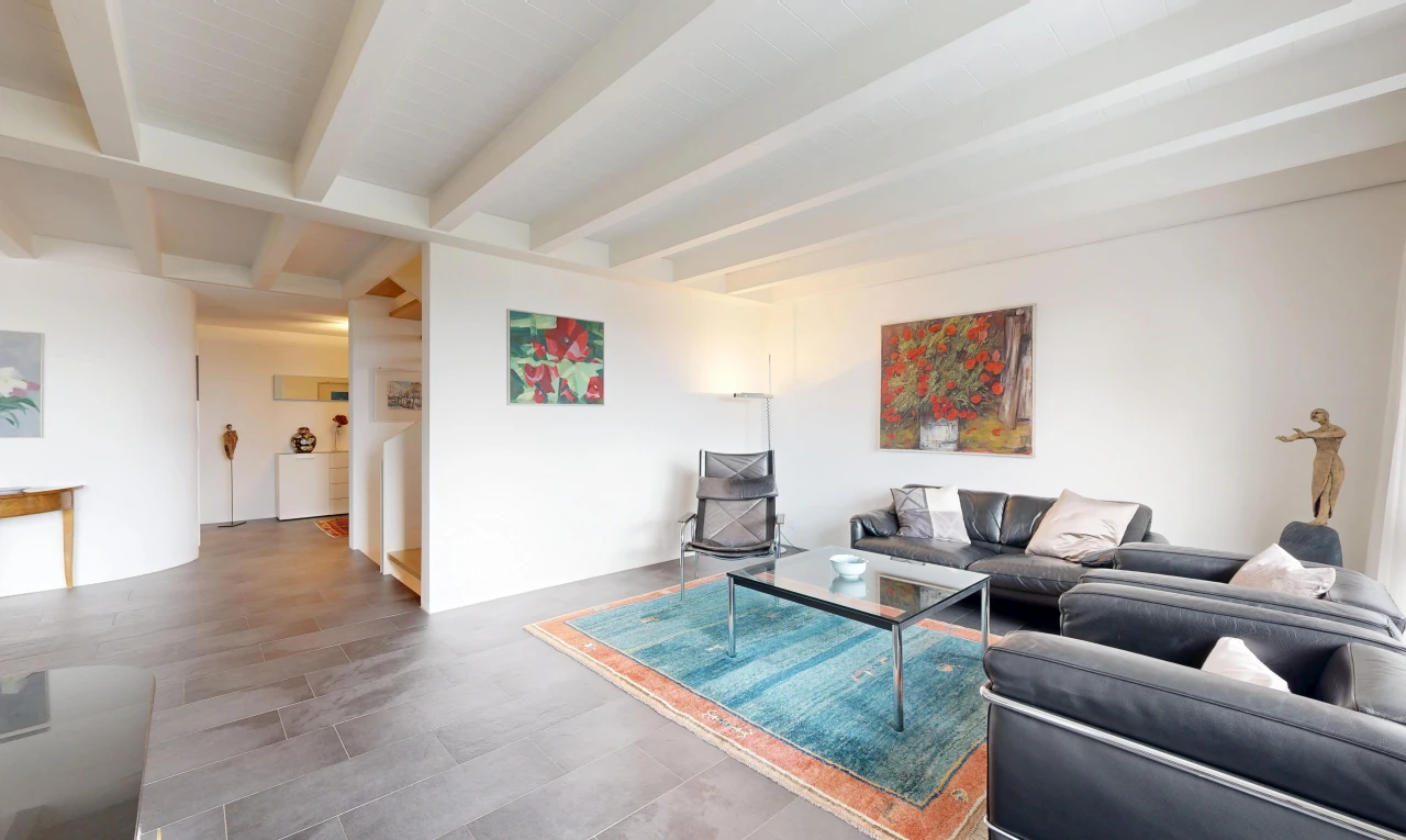 wohnzimmer mit balkendecke, beamed ceiling, high end ceiling, inside property, und gipskartonwand