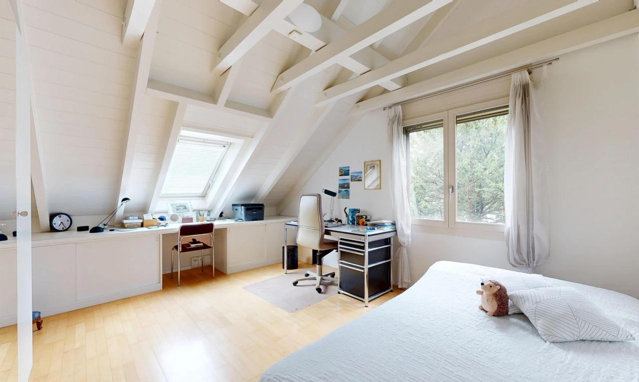 zimmer / schlafzimmer mit zusätzliches zimmer, dachschräge, vaulted ceiling, balkendecke, und beamed ceiling