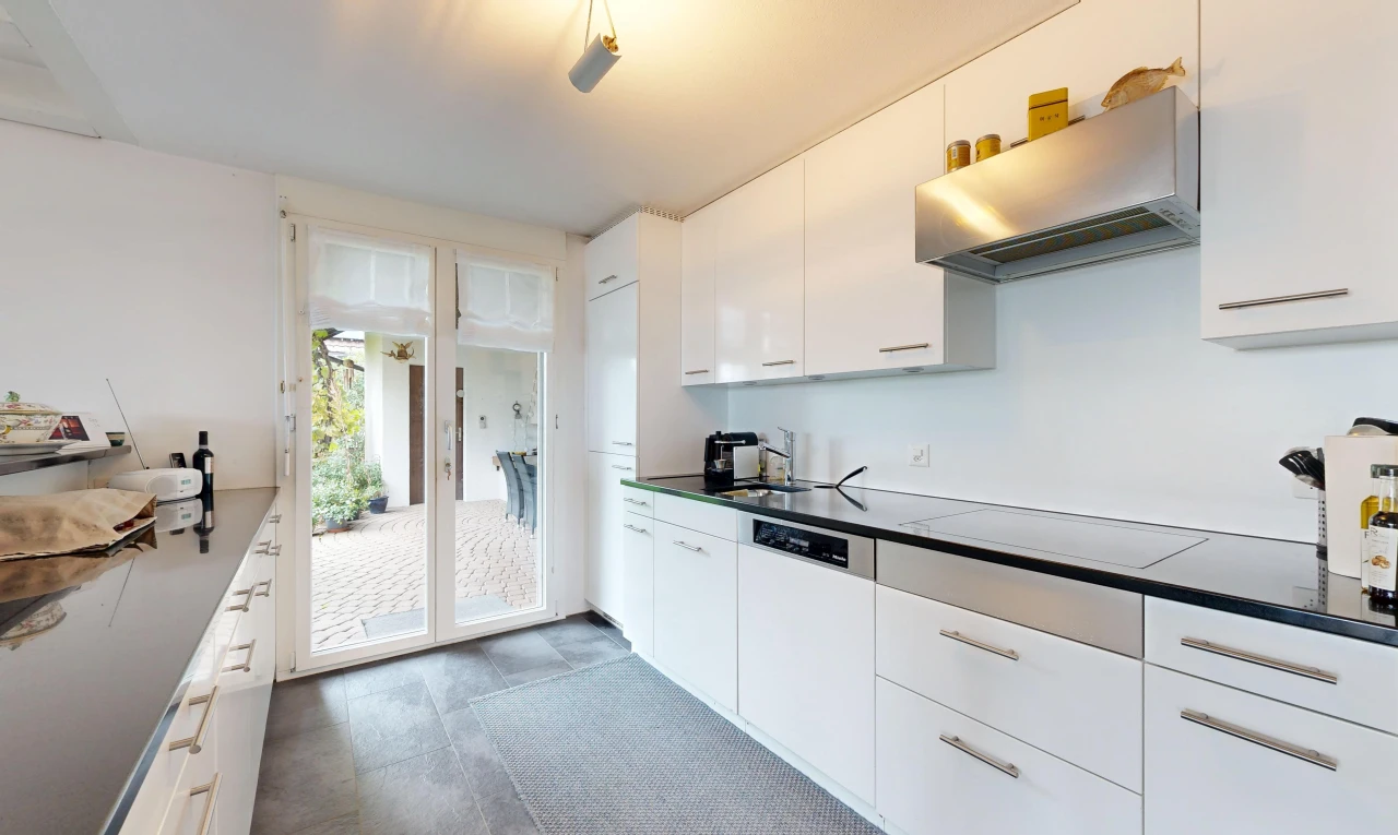 küche mit dunstabzugshaube, weiße schränke, white cabinets, arbeitsplatten, und dark countertops