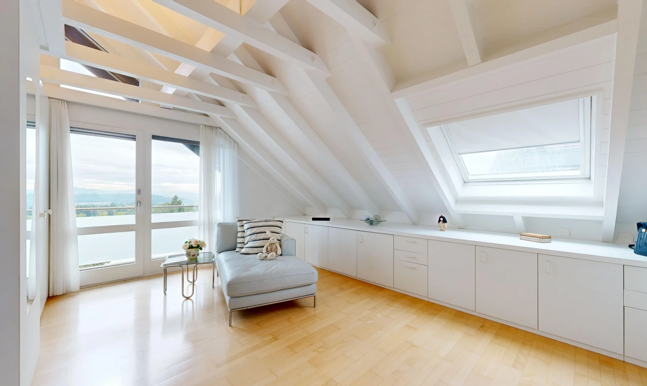 wohnzimmer mit zusätzliches zimmer, inside property, wood finish floor, holzfußboden, und light floor